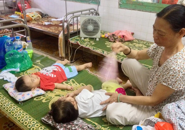 Tại khoa Nhi của nhiều bệnh viện, trẻ đang phải nằm gh&eacute;p giường