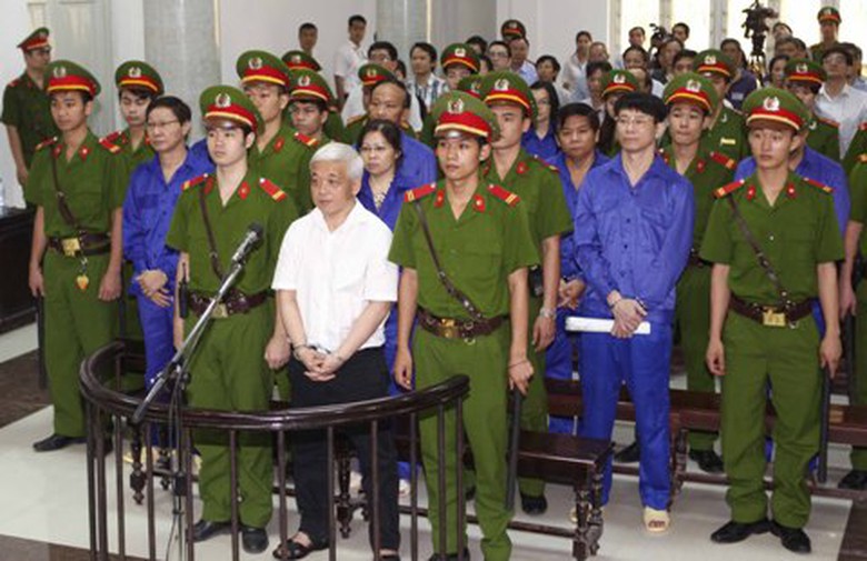 C&aacute;c bị c&aacute;o trước v&agrave;nh m&oacute;ng ngựa. 