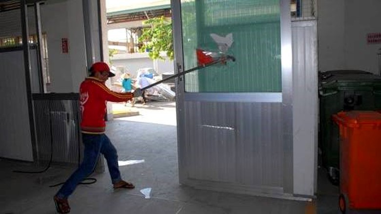 Một đối tượng đang đập ph&aacute; t&agrave;i sản trong vụ g&acirc;y rồi tại B&igrave;nh Dương (Ảnh: Infonet)