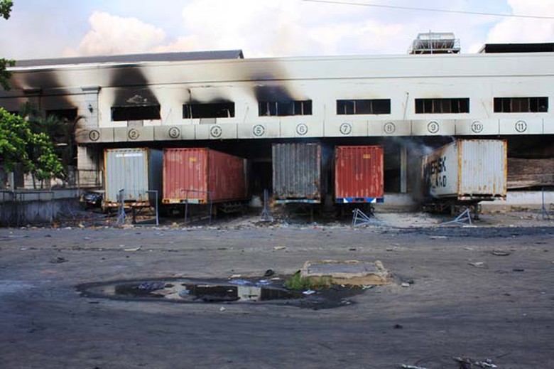 Trụ sở một c&ocirc;ng ty bị c&aacute;c đối tượng qu&aacute; kh&iacute;ch đốt ch&aacute;y (Ảnh: D&acirc;n Việt)