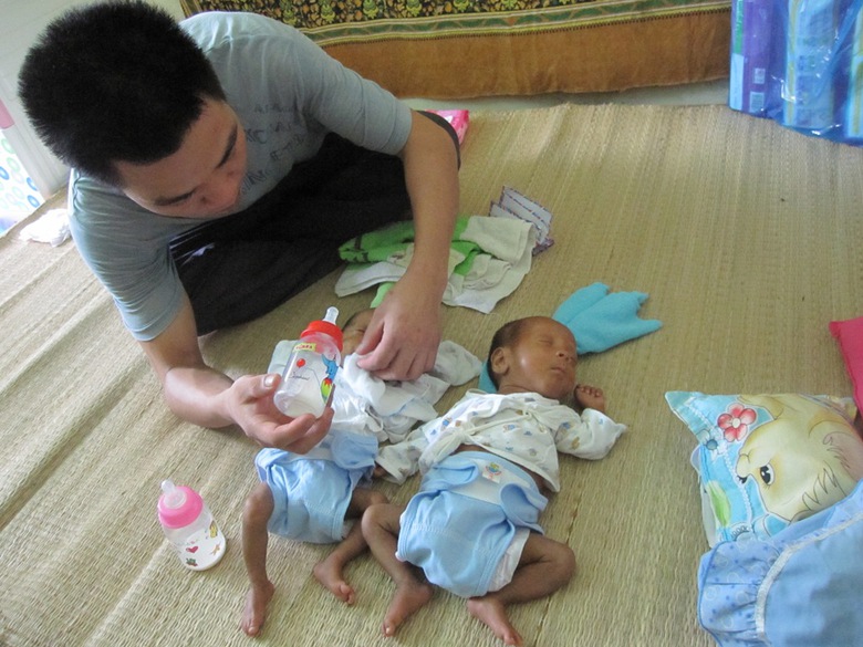 Anh B&igrave;nh đang chăm s&oacute;c c&aacute;c con