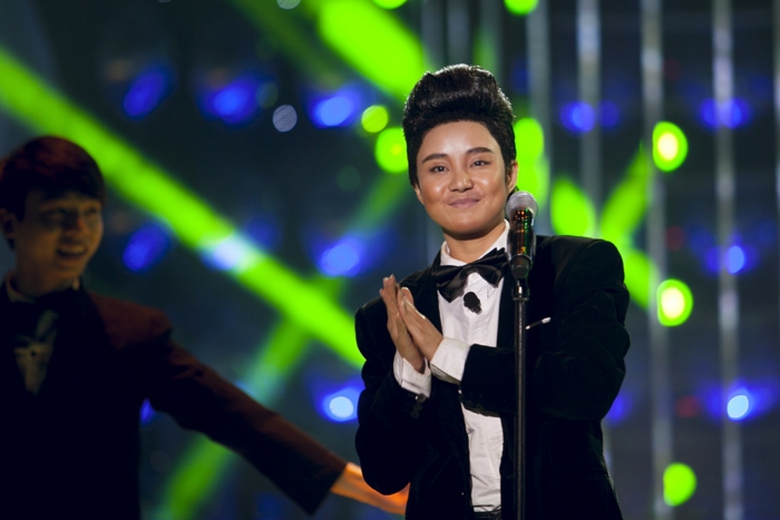 Vy Oanh trong h&igrave;nh ảnh của ca sĩ Bruno Mars với vẻ ngo&agrave;i bảnh bao, lịch l&atilde;m. Nữ ca sĩ diện vest kiểu tuxedo, h&aacute;t Just the way you are.