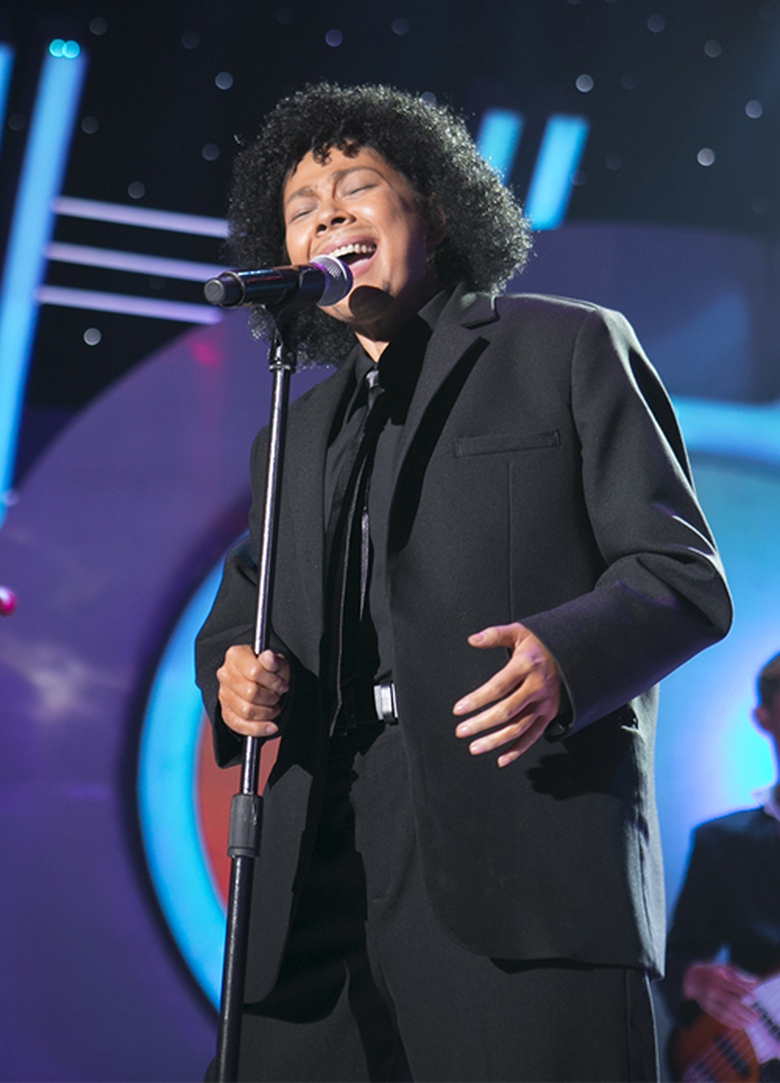 Ca sĩ Thanh Thảo l&agrave;m kh&aacute;ch mời trong show 9. B&uacute;p b&ecirc; lạ lẫm với tạo h&igrave;nh của nhạc sĩ, ca sĩ Leon Sayer, h&aacute;t ca kh&uacute;c bất hủ More than I can say. Nữ ca sĩ phải độn 4 lớp quần &aacute;o, đội bộ t&oacute;c giả xoăn t&iacute;t v&agrave; b&ocirc;i s&aacute;p đen để c&oacute; ngoại h&igrave;nh giống Leon Sayer.