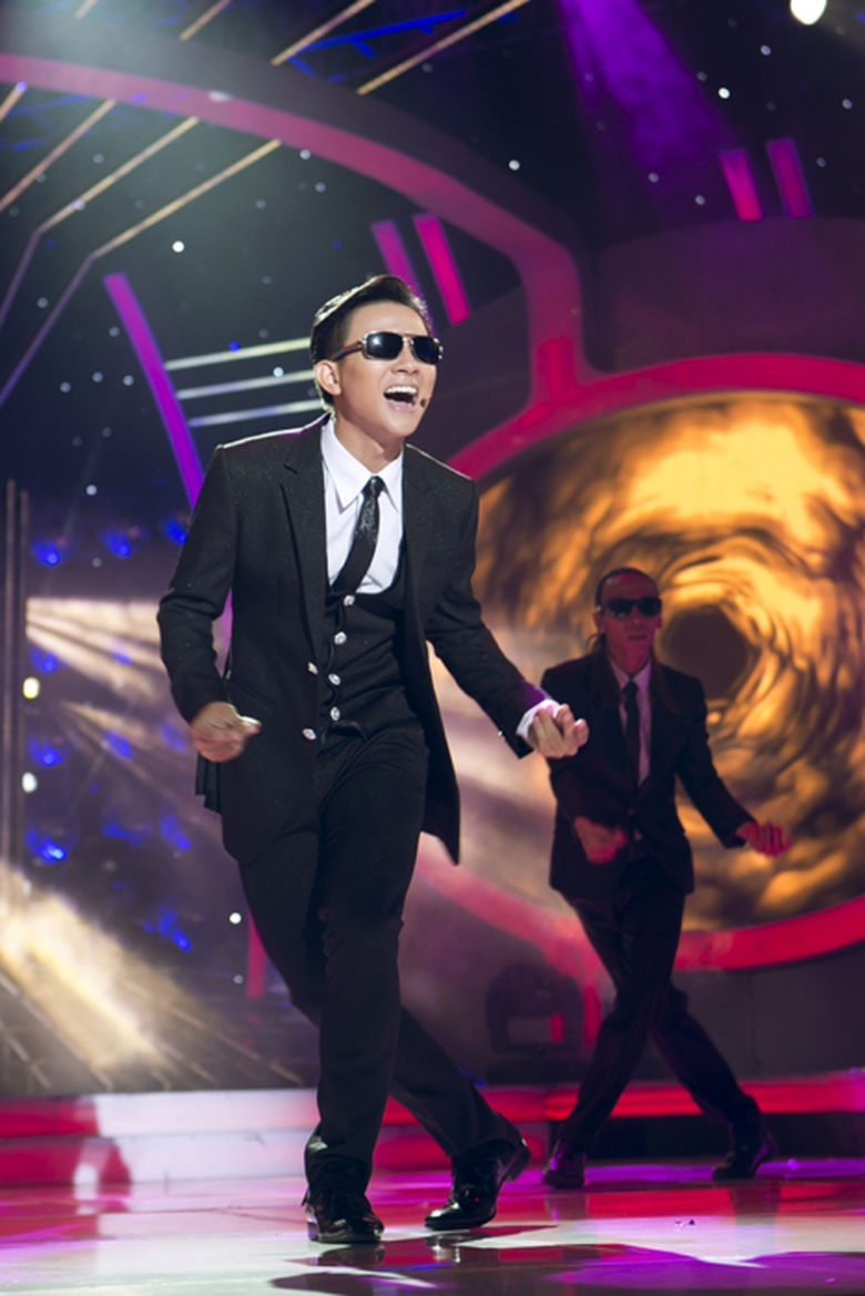 Ho&agrave;i L&acirc;m với thử th&aacute;ch sắm vai ca sĩ hải ngoại Nguyễn Hưng. Anh diện vest bảnh bao, nhảy s&ocirc;i động c&ugrave;ng vũ đo&agrave;n trong ca kh&uacute;c Chỉ ri&ecirc;ng m&igrave;nh ta.