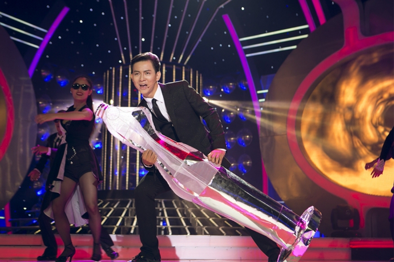 Ho&agrave;i L&acirc;m khiến kh&aacute;n giả th&iacute;ch th&uacute; với phong c&aacute;ch tr&igrave;nh diễn l&atilde;ng tử giống đ&agrave;n anh. Anh nhảy đi&ecirc;u luyện, kh&ocirc;ng qu&ecirc;n c&aacute;c động t&aacute;c như lắc h&ocirc;ng, xoay ch&acirc;n đặc trưng của bản gốc.