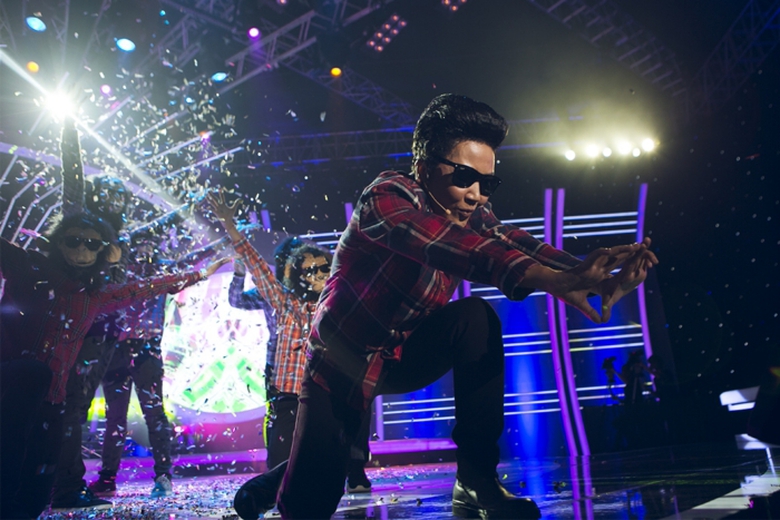 Nữ diễn vi&ecirc;n vừa h&aacute;t vừa cố gắng nhảy v&agrave; thể hiện c&aacute;c cử chỉ giống bản ch&iacute;nh.