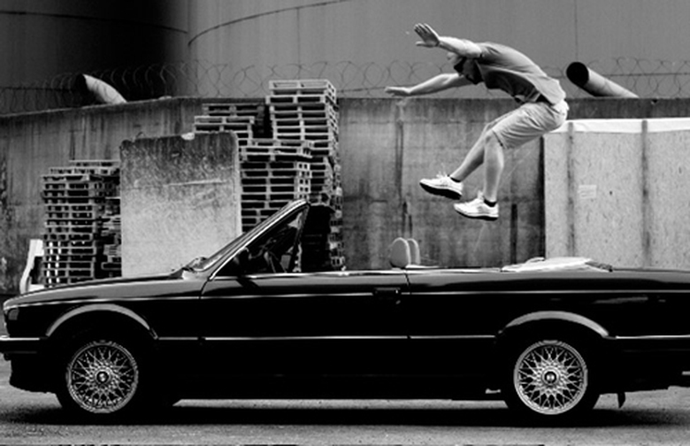 Kh&ocirc;ng được nhảy từ xe hơi khi xe đang ở tốc độ 105 km/h, tại Glendale, California.