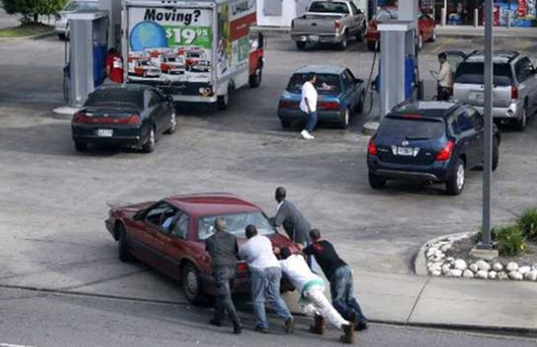 C&ograve;n tại Youngstown, Ohio, để xe hết xăng l&agrave; một điều phạm luật.