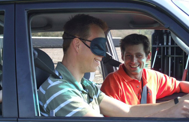 C&ograve;n ở Alabama, bịt mắt l&aacute;i xe l&agrave; phạm luật? Liệu ai d&aacute;m vi phạm luật n&agrave;y?