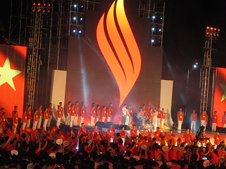 Ca kh&uacute;c Tự Nguyện được h&aacute;t vang l&ecirc;n h&ograve;a c&ugrave;ng m&agrave;u cờ Tổ Quốc.