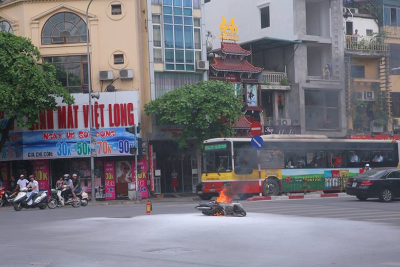 Chiếc xe m&aacute;y bốc ch&aacute;y dữ dội