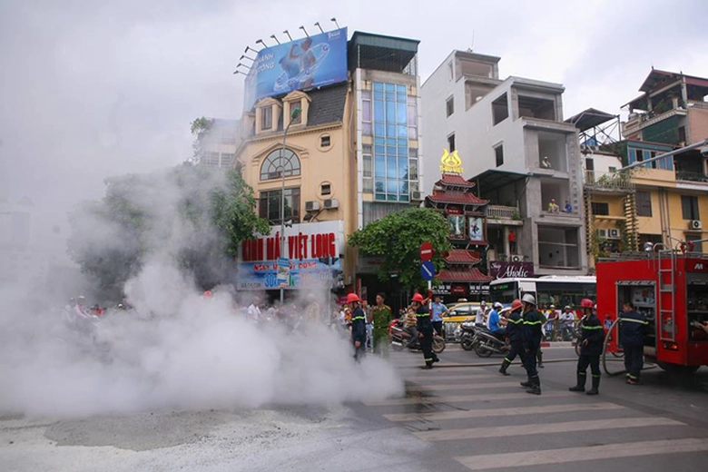 Lực lượng chữa ch&aacute;y c&oacute; mặt tại hiện trường dập lửa