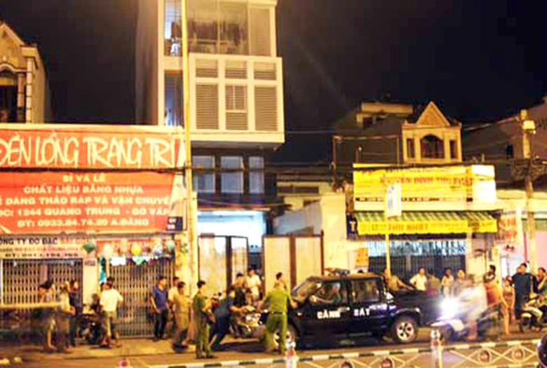 C&ocirc;ng an phong tỏa hiện trường ng&ocirc;i nh&agrave; ph&aacute;t hiện sự việc đ&ecirc;m 23/5