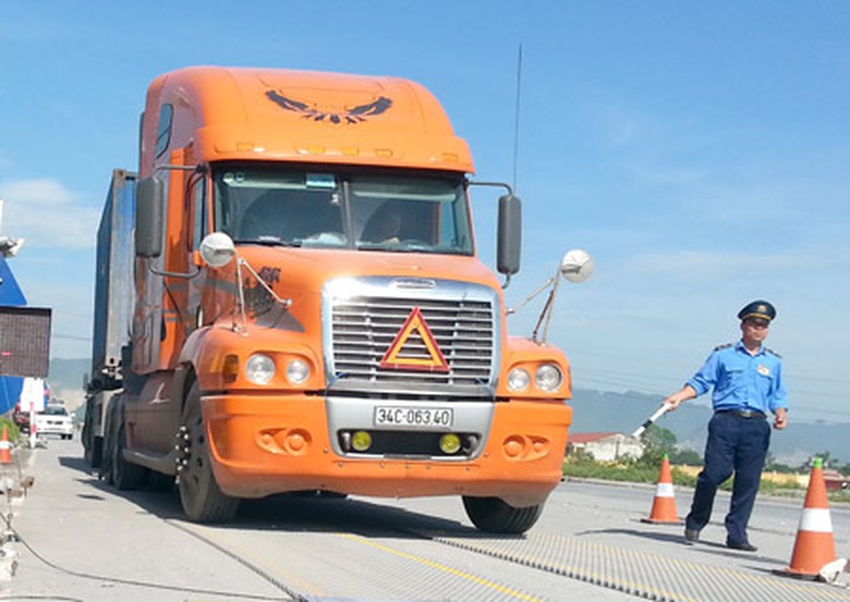 C&aacute;c trạm c&acirc;n di động đặt ngay tại đường dẫn ra v&agrave;o c&aacute;c cảng, mỏ 