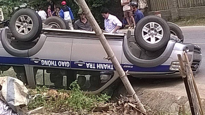 Chiếc xe bị lật ngửa tr&ecirc;n đường