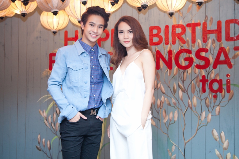  Yến Trang khoe vai trần gợi cảm b&ecirc;n ch&agrave;ng diễn vi&ecirc;n.