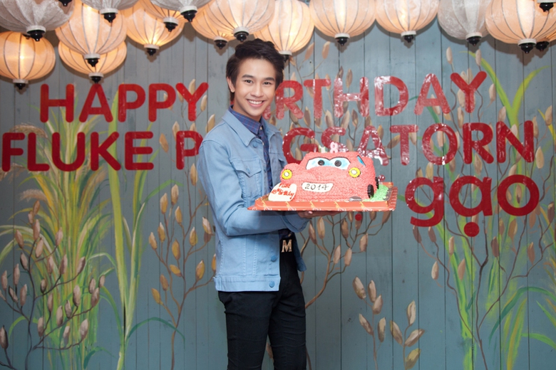 Fluke Pongsatorn c&oacute; nụ cười tỏa nắng c&ugrave;ng gương mặt kh&aacute; baby