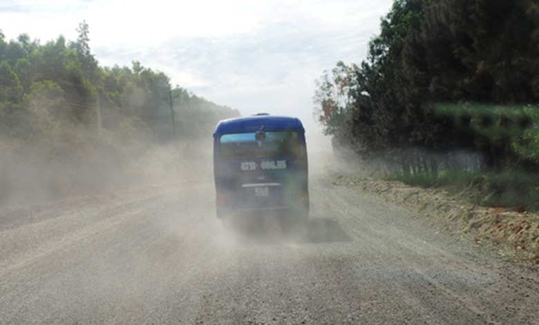 Đơn vị thi c&ocirc;ng để bụi bay m&ugrave; trời