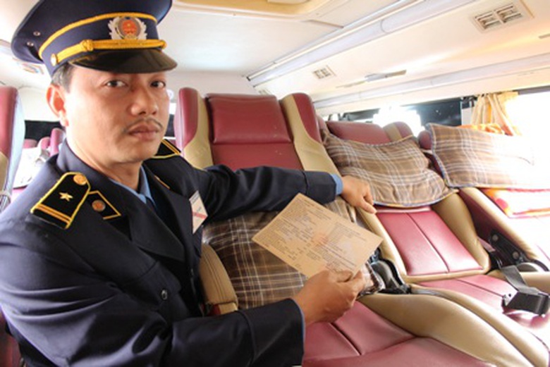 Thanh tra giao th&ocirc;ng H&agrave; Nội kiểm tra xe kh&aacute;ch giường nằm tại Bến xe Nước ngầm