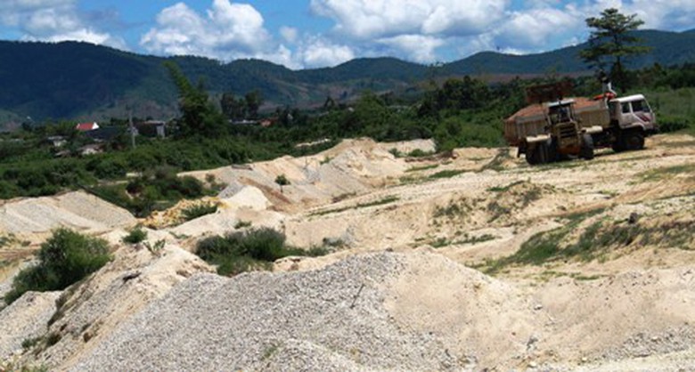 Một điểm khai th&aacute;c c&aacute;t, sỏi tr&aacute;i ph&eacute;p tại x&atilde; Ayun. 