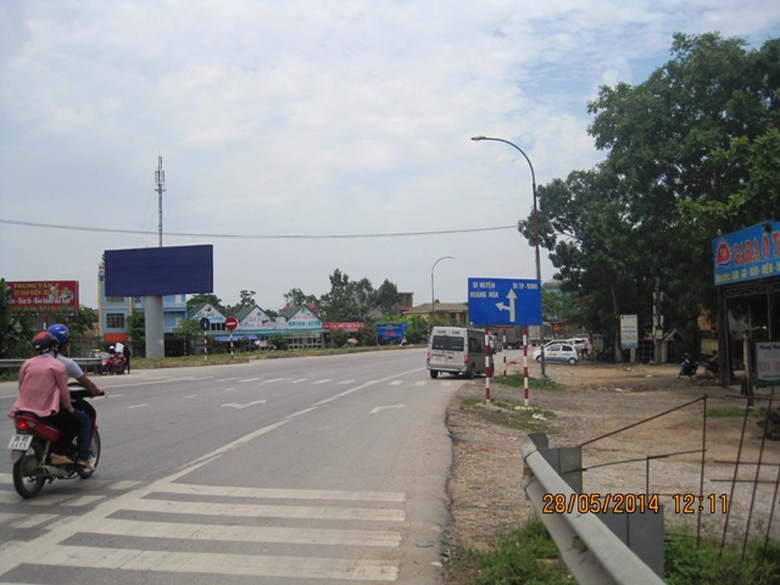 Biển b&aacute;o chỉ dẫn n&agrave;y đ&atilde; tồn tại l&acirc;u nhưng vẫn chưa được xử l&yacute;