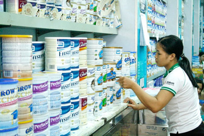 Chậm nhất đến ng&agrave;y 21/6, gi&aacute; b&aacute;n lẻ sữa tr&ecirc;n thị trường sẽ giảm theo mức trần Ảnh: L&atilde; Anh
