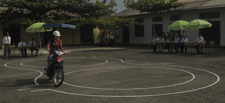 Thi kỹ năng thực h&agrave;nh l&aacute;i xe m&ocirc; t&ocirc; an to&agrave;n