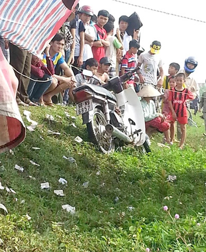 Nhiều người d&acirc;n địa phương tập trung tại hiện trường