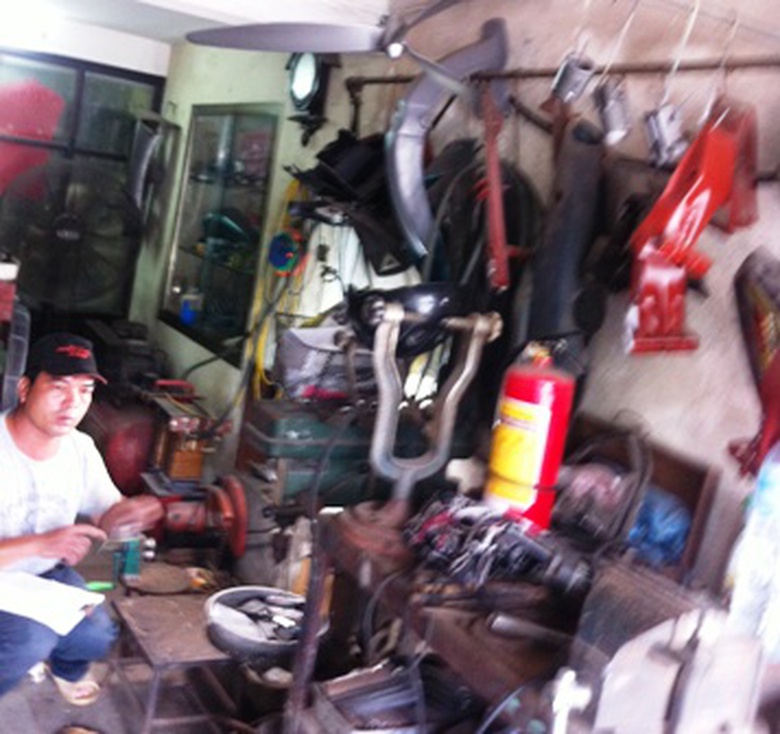 H&agrave;ng chục cửa h&agrave;ng sửa chữa &ocirc;t&ocirc;, xe m&aacute;y tr&ecirc;n phố Trần Nhật Duật sẵn s&agrave;ng cung cấp biển số giả