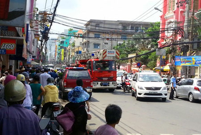Xe thang c&oacute; mặt để đưa nạn nh&acirc;n xuống đất