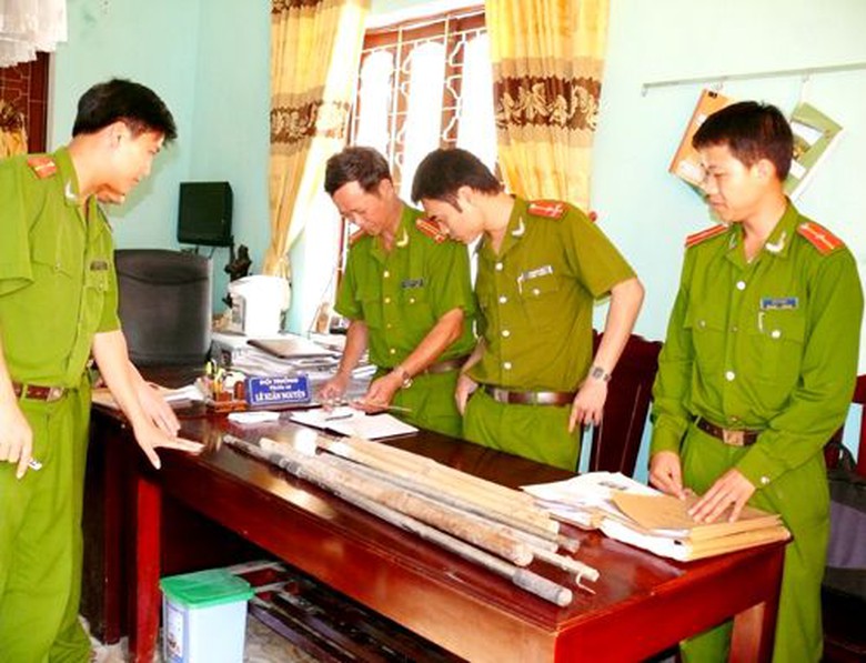 Lực lượng C&ocirc;ng an đang kiểm k&ecirc; số dao, kiếm thu giữ được