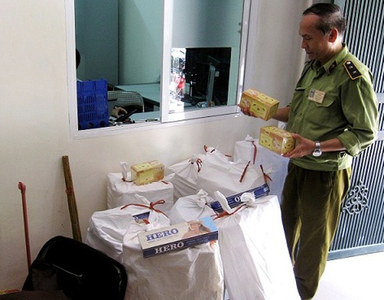 Số thuốc l&aacute; ngoại được giấu dưới cốp xe