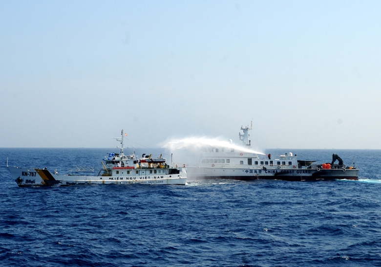 T&agrave;u Trung Quốc d&ugrave;ng v&ograve;i rồng tấn c&ocirc;ng t&agrave;u Kiểm Ngư Việt Nam