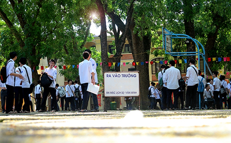 Vẫn c&ograve;n hơn 15p l&agrave;m b&agrave;i, nhưng s&acirc;n trường đ&atilde; bắt đầu đ&ocirc;ng th&iacute; sinh l&agrave;m xong sớm tập trung để đợi được ra ngo&agrave;i.