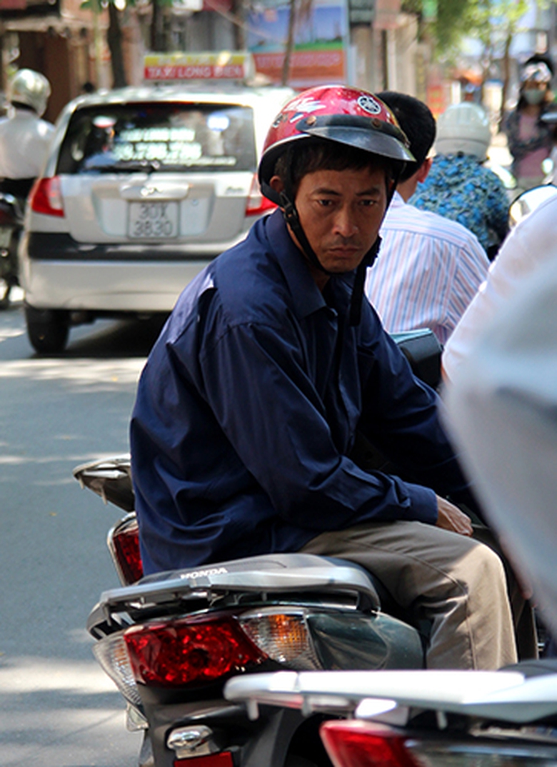 Anh Tạ Văn Đức (51 tuổi - Từ Li&ecirc;m) đang lo lắng v&igrave; kỳ vọng con trai m&igrave;nh sẽ l&agrave;m xong sớm nhưng gần hết giờ vẫn chưa thấy gọi điện cho bố.