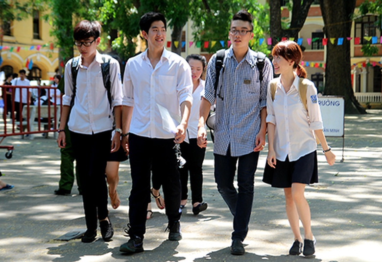 Tiếng trống vang l&ecirc;n l&uacute;c 10h, kết th&uacute;c m&ocirc;n thi đầu ti&ecirc;n, nhiều th&iacute; sinh bước cổng trường với t&acirc;m trạng vui vẻ.