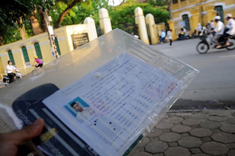 Phiếu dự thi v&agrave; dụng cụ học tập đ&atilde; chuẩn bị đầy đủ.