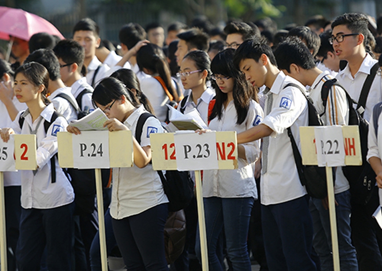 Tại điểm Trường THPT chuy&ecirc;n H&agrave; Nội - Amsterdam, một số th&iacute; sinh tranh thủ &ocirc;n b&agrave;i trong khi tập trung nghe phổ biến quy chế thi.