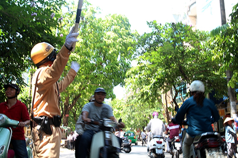 CSGT được bố tr&iacute; điều tiết giao th&ocirc;ng nhằm đảm bảo an ninh trật tự tại c&aacute;c điểm thi.