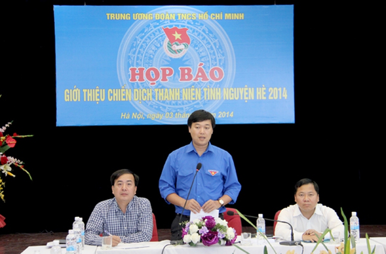 Anh L&ecirc; Quốc Phong, B&iacute; thư Trung ương Đo&agrave;n ph&aacute;t biểu tại buổi họp b&aacute;o