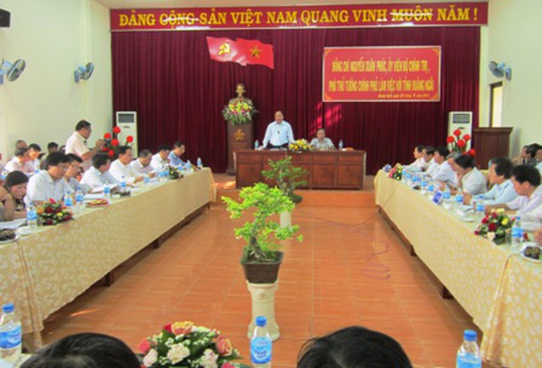 Ph&oacute; Thủ tướng Nguyễn Xu&acirc;n Ph&uacute;c v&agrave; Thứ trưởng Bộ GTVT L&ecirc; Đ&igrave;nh Thọ l&agrave;m việc với l&atilde;nh đạo tỉnh Quảng Nam, Quảng Ng&atilde;i v&agrave; c&aacute;c huyện, thị x&atilde;, th&agrave;nh phố tại 2 địa phương n&agrave;y về c&ocirc;ng t&aacute;c GPMB v&agrave; đảm bảo ATGT tại dự &aacute;n mở rộng QL1