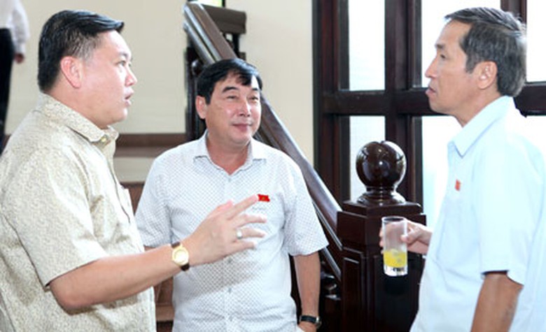 C&aacute;c đại biểu trao đổi b&ecirc;n lề h&agrave;nh lang Quốc hội chiều 3/6