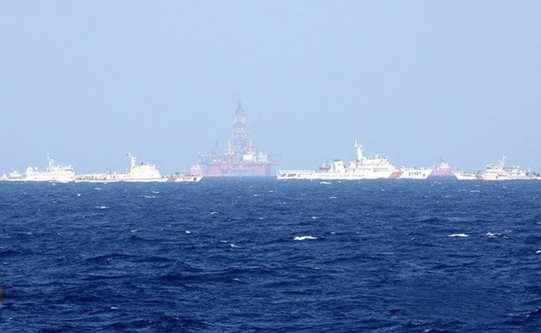 Trung Quốc đ&atilde; huy động nhiều t&agrave;u qu&acirc;n sự để bảo vệ gi&agrave;n khoan Hải Dương 981 hạ đặt tr&aacute;i ph&eacute;p trong v&ugrave;ng biển của Việt Nam (Ảnh: TTXVN)