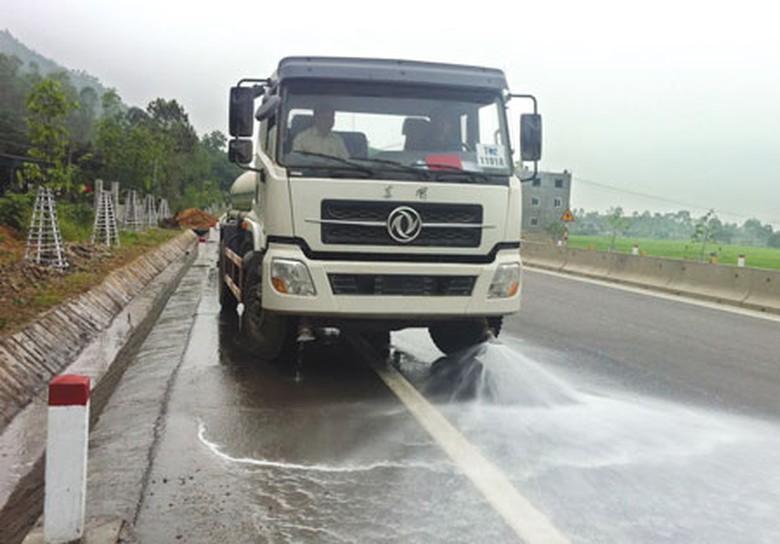D&ugrave;ng xe tưới nước l&agrave;m giảm nhiệt độ QL1 đoạn Vinh - H&agrave; Tĩnh bị hằn l&uacute;n