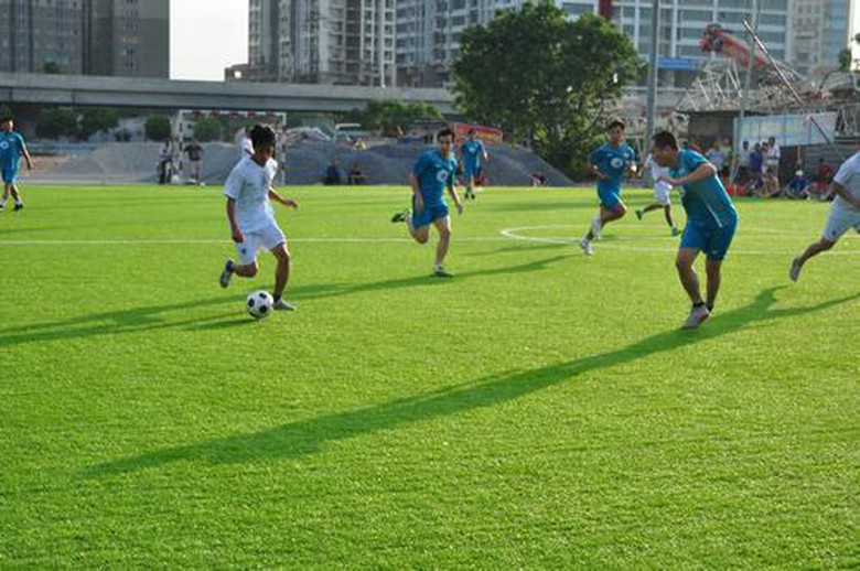 C&ocirc;ng ty cầu 12 (trắng) cũng d&atilde; c&oacute; trận đấu dễ d&agrave;ng trước Cục Đăng kiểm