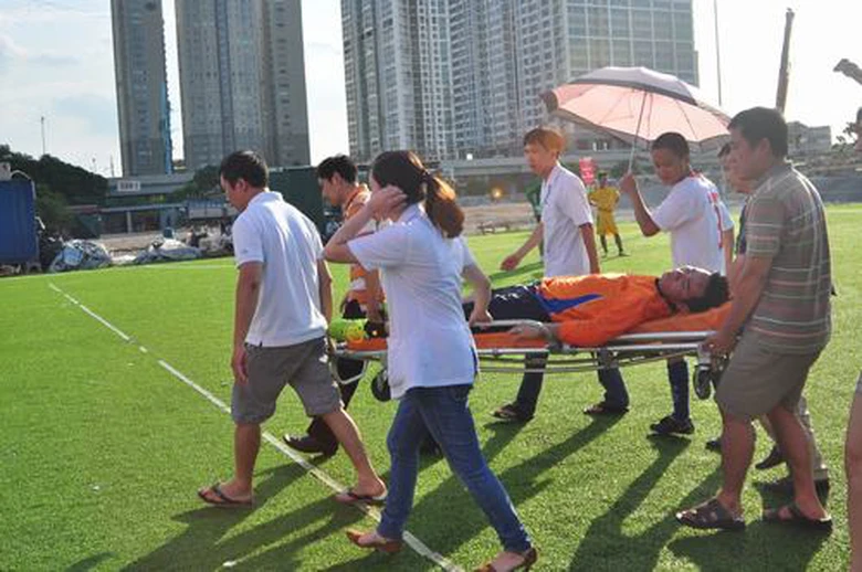 Cầu thủ Anh Thiện của B&aacute;o Giao th&ocirc;ng phải rời s&acirc;n bằng c&aacute;ng v&igrave; chấn thương