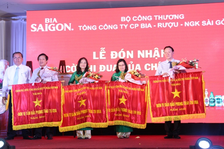 SABECO v&agrave; c&aacute;c đơn vị th&agrave;nh vi&ecirc;n nhận cờ thi đua xuất sắc của Ch&iacute;nh phủ