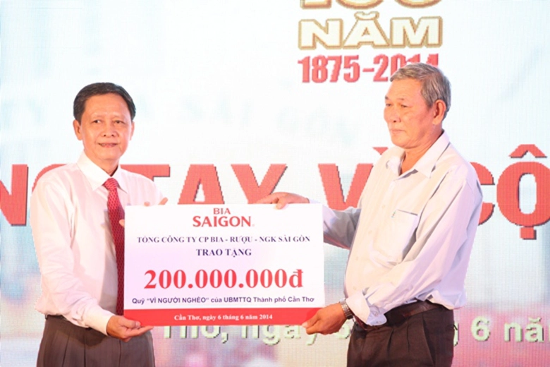 Chủ tịch C&ocirc;ng đo&agrave;n SABECO Chung Tr&iacute; Dũng trao tiền ủng hộ người ngh&egrave;o Cần Thơ