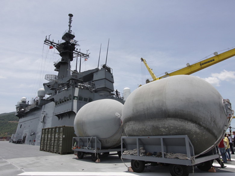 2 quả phao hơi gi&uacute;p t&agrave;u c&acirc;n bằng trong điều kiện s&oacute;ng gi&oacute;