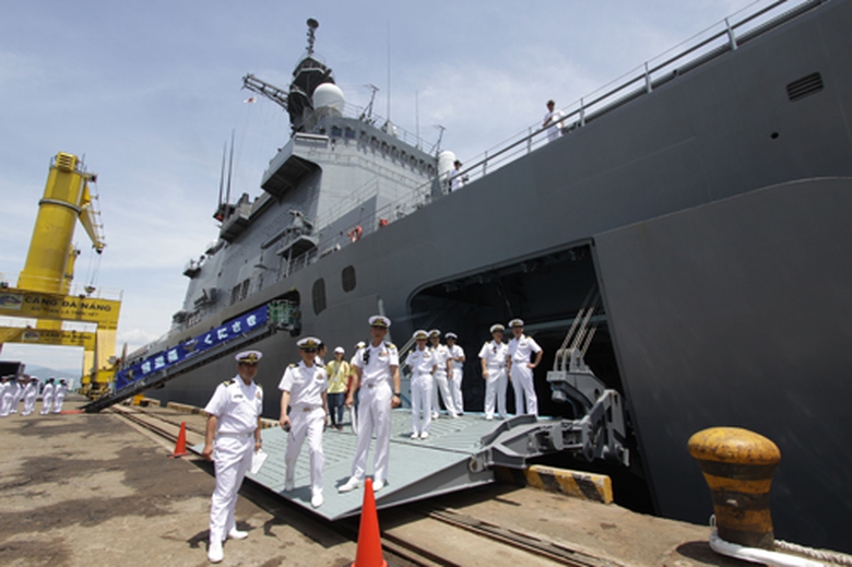 Khoang đổ bộ 2 b&ecirc;n mạn t&agrave;u Kunisaki